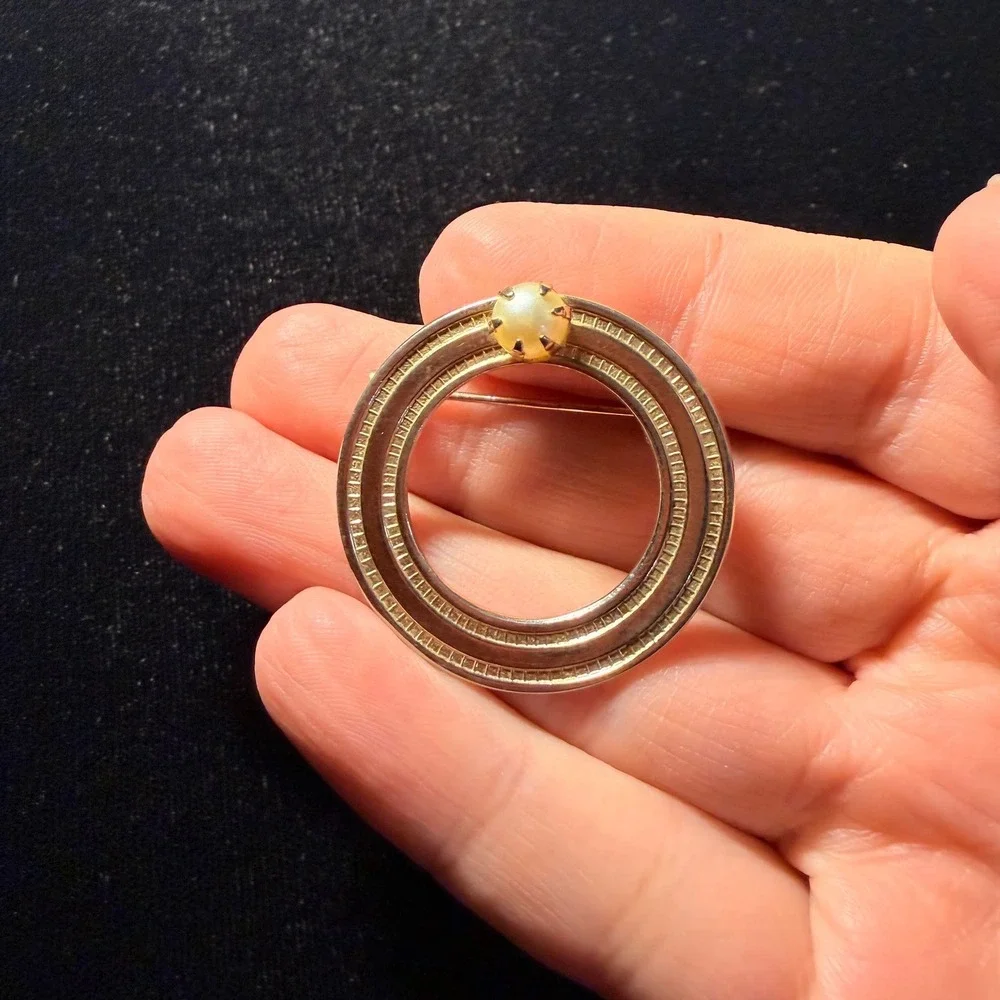Vintage Gold Tone Textured Circle Brooch with Faux Pearl Accent Pin‎ Pendant 60s